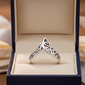 Womens Sterling Silver 925 Chevron Band Ring Size 6